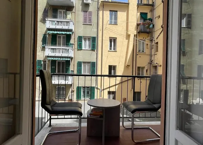 H2ome Molo, Posizione Area Porto Antico * جنوة